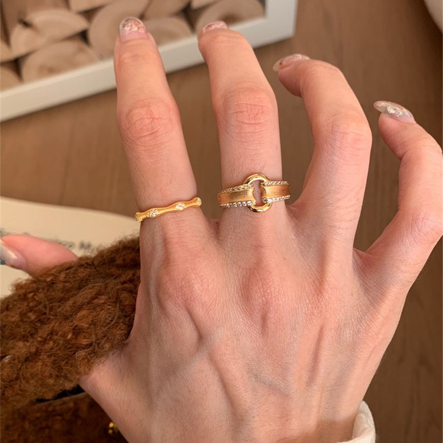 A mid-style brushed lock intaglio ring for women, with a light luxury, exquisite and niche design, exuding a unique sense of sophistication. A new open-top ring Application Scenario