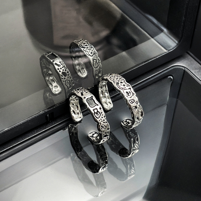 Personalized graffiti cat couple rings, gender-neutral style, simple and fashionable, with a niche design sense, are ideal for women Application Scenario