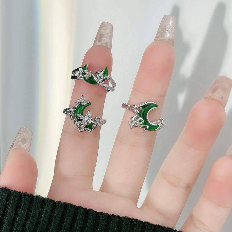 A unique and niche design of a fashionable and cold style index finger ring with thorns entwined around the moon details Picture