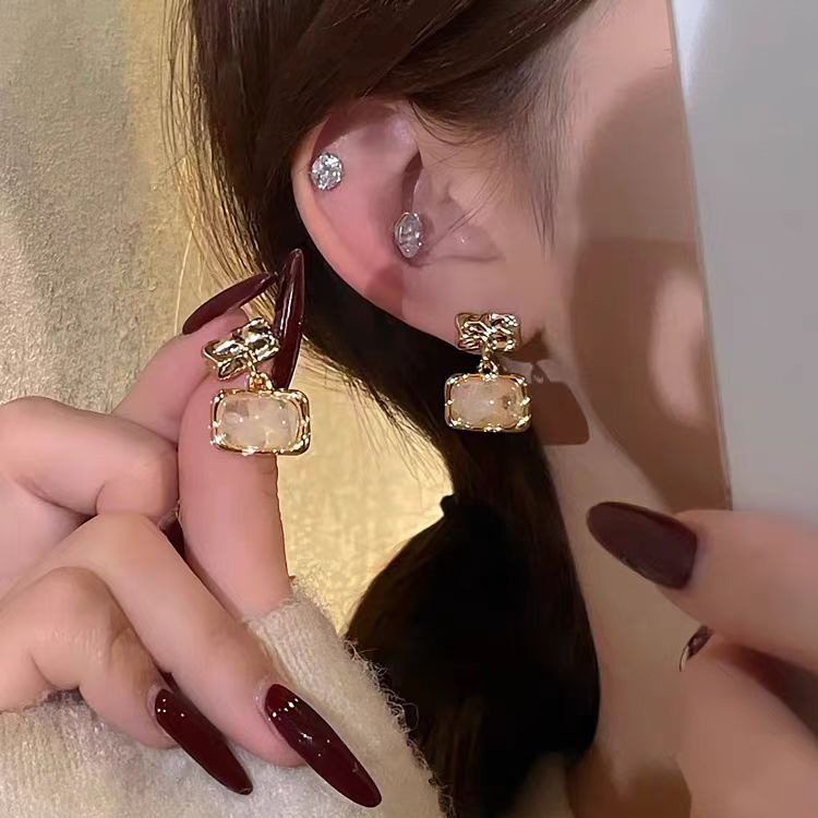 Who could not love it? Maillard amber earrings for autumn and winter, French retro, elegant and stylish, with a niche design and resin stud earrings full figure