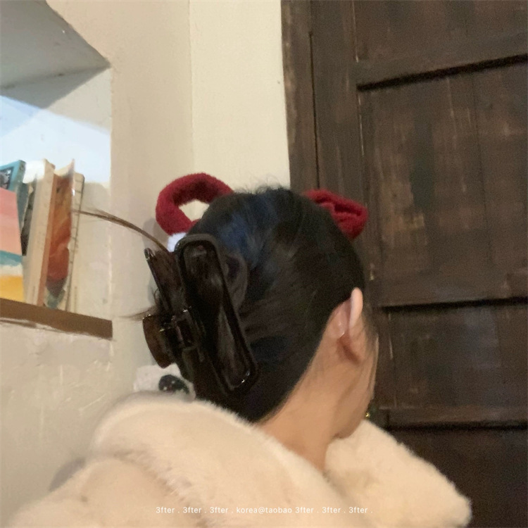 Original Korean black tea color grappling clips, large hair volume, multiple updo hair clips, high-end and exquisite shark clip hair accessory for children Application Scenario