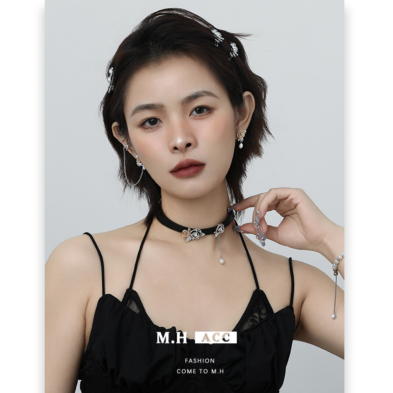 The ancient gold rose necklace is a versatile, high-end, original, niche and light luxury necklace with a hip-hop and hot girl style. It's a trendy and individualistic necklace full figure