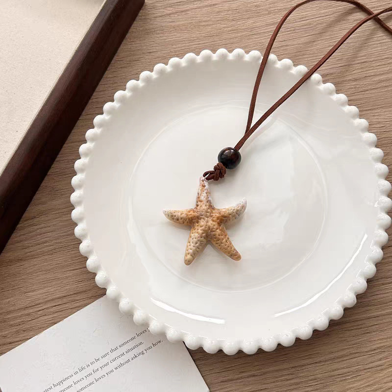 A simple Korean-style Instagram Pai long necklace with a retro ocean vibe for women. Adjustable sweater chain processing Application Scenario