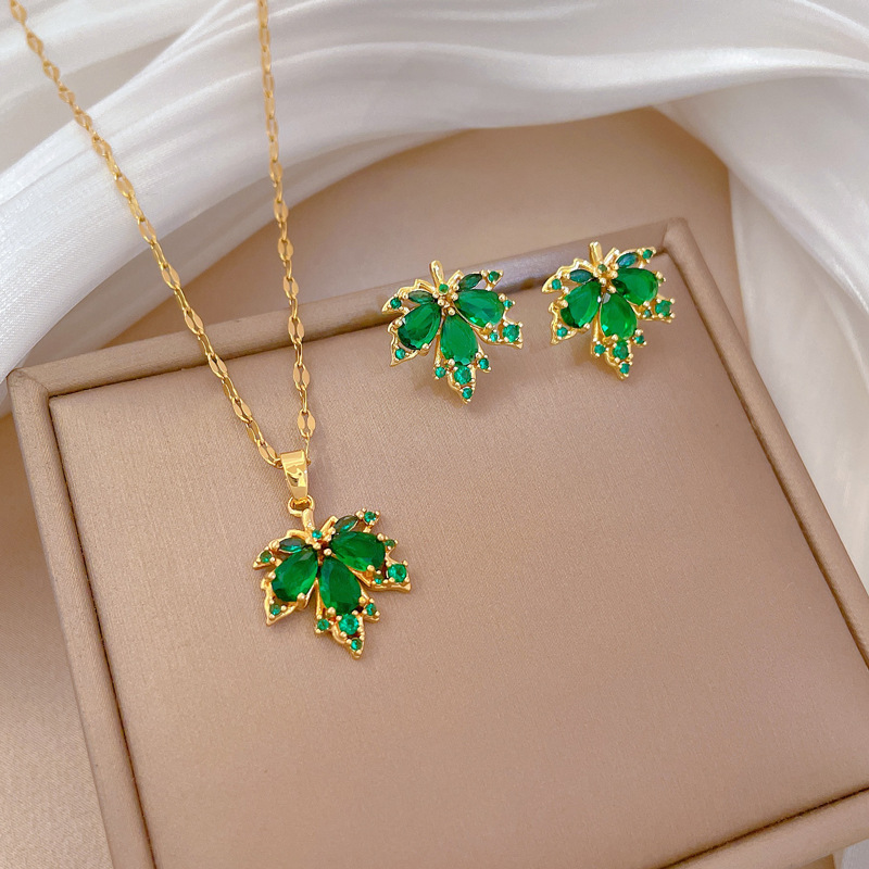 【 Titanium Steel 】 Maple Leaf Light Luxury Cross-border Banquet and Wedding Necklace, Versatile collarbone Chain for female Internet celebrities, Titanium steel chain Application Scenario