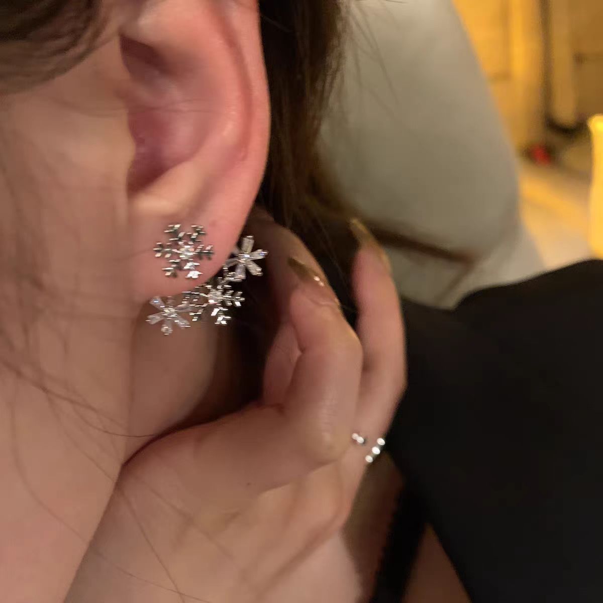 So beautiful! Shop owner's recommendation: Snowflake Stud Earrings, new 2025 bestsellers, autumn and winter earrings, high-end women's earrings Item Picture