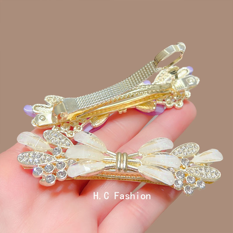 The 2025 new high-end crystal spring hair clip is elegant and feminine. It is a semi-coiled hair clip accessory for the back of the head Application Scenario