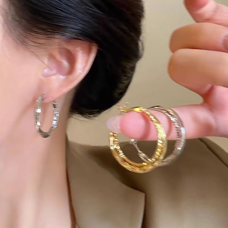 Korean classic plain ring earrings, women's light luxury and high-end feel, large ear rings, ear buckles, unique style, ear studs, small earrings that show off the face full figure
