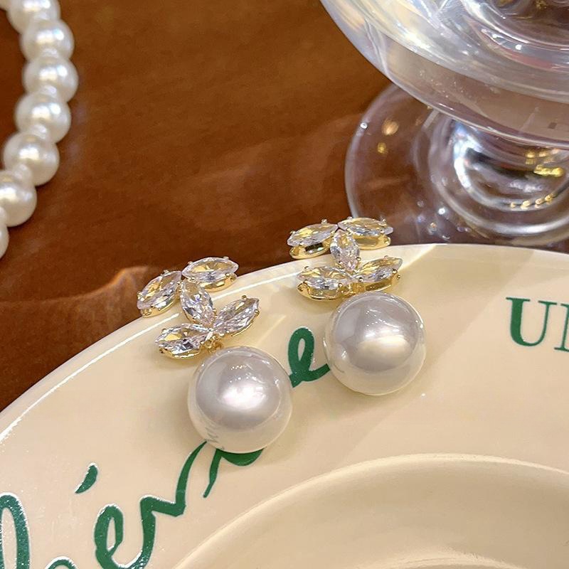 The "Little Chanel Style Double C Imitation Pearl Autumn Earrings" exude a unique sense of light luxury and sophistication. They are a new bestseller in 2025 details Picture