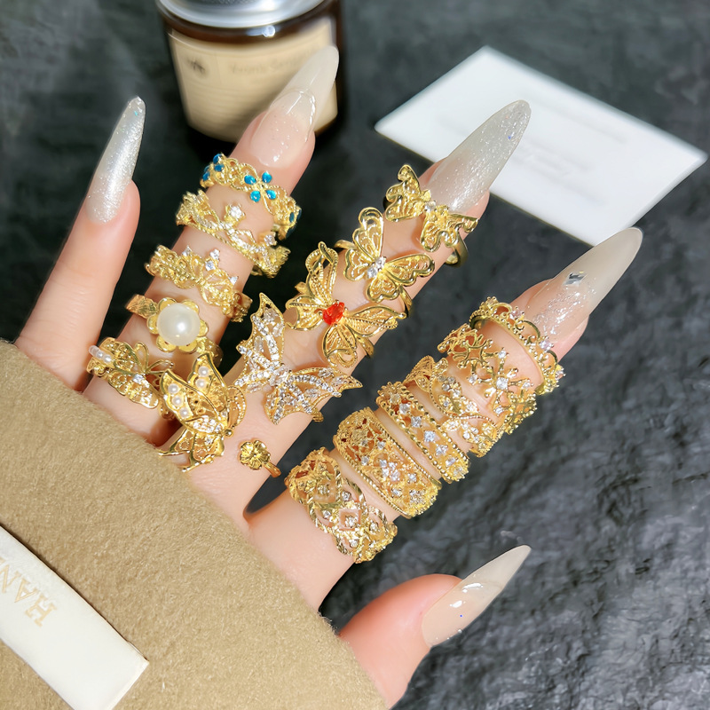 This retro, luxurious and high-end lace butterfly opening ring is a unique and feminine design that is sweet, cool and versatile full figure