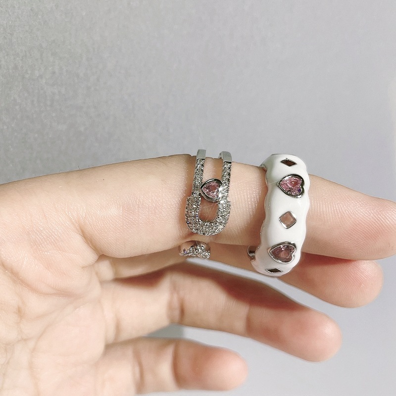 Sweet and cool pink diamond heart-shaped opening ring for women, exquisite, fashionable and trendy style, ins cold style autumn and winter accessory ring Application Scenario