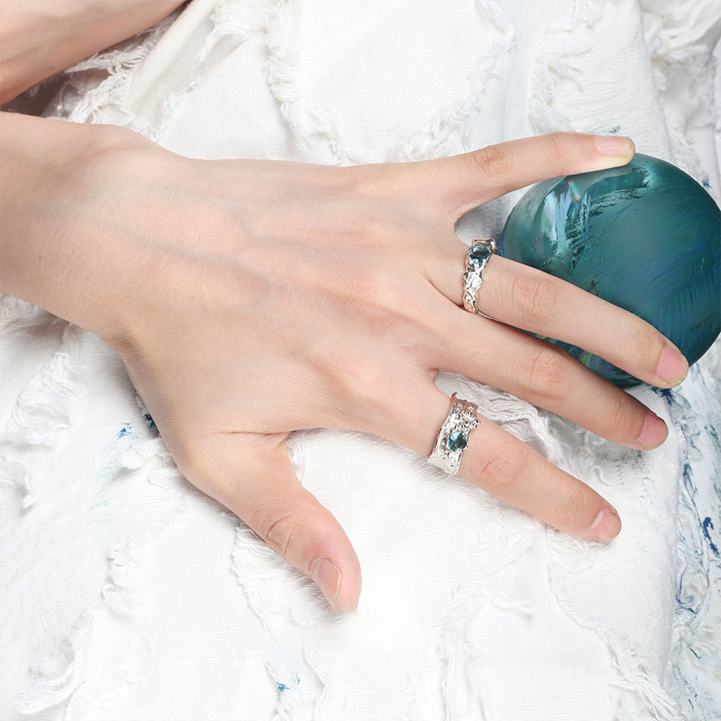 The new 2023 niche design ring with a concave-convex and cold style, made of sea blue zircon with a high-end feel and adjustable opening Specification drawing