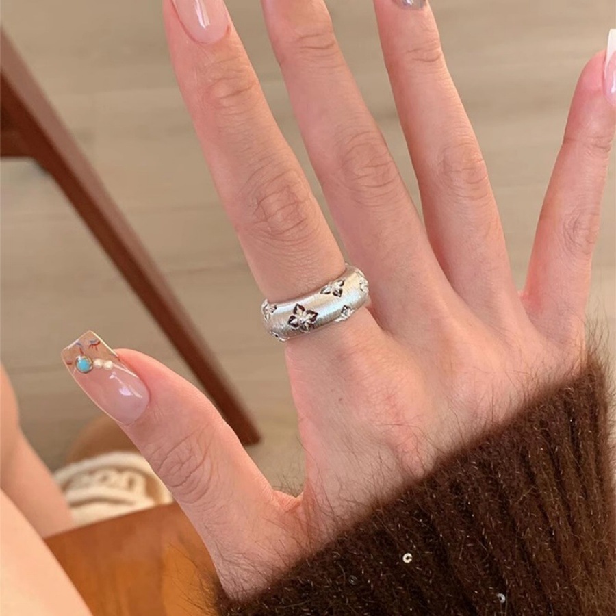 A vintage Buche-style brushed four-leaf clover ring with a touch of luxury and sophistication, an exquisite and versatile index finger ring Application Scenario