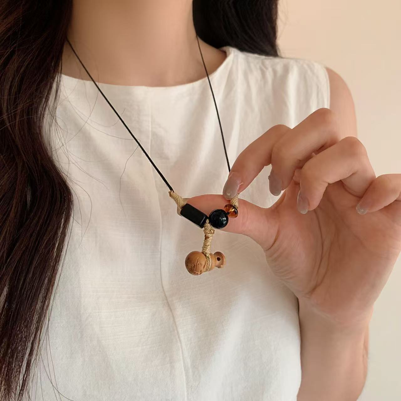 New Chinese-style Tibetan handcrafted retro peach wood small fish gourd necklace, niche sweater chain, simple and versatile necklace for autumn and winter Specification drawing