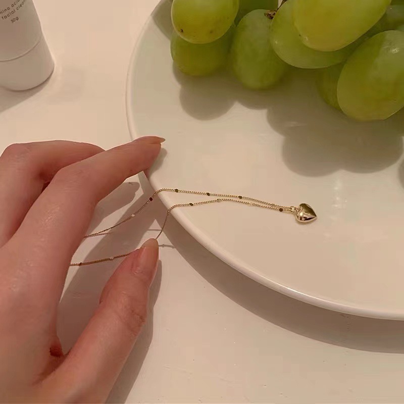 The "Heart Necklace" for women's Spring and summer, a light luxury and niche 2023 new collarbone chain design, is a stylish and elegant necklace accessory details Picture