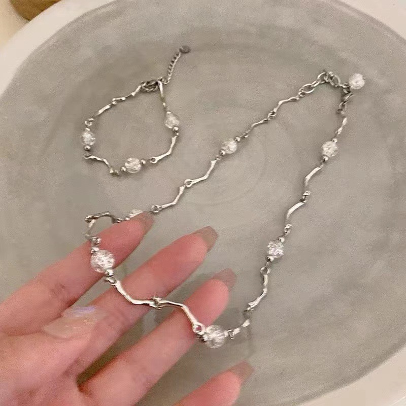 Irregular metal necklace, a cool summer style for women, a versatile necklace accessory for Internet celebrities, and an Instagram niche design sense bracelet Application Scenario