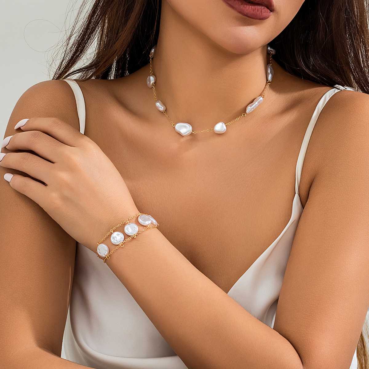 A Baroque-style retro short choker necklace with a niche design from Europe and America, imitating pearl necklaces details Picture