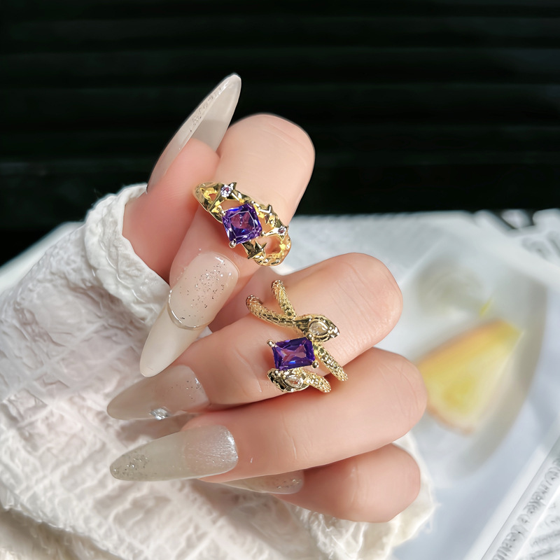 A high-end and light luxury autumn and winter new square purple diamond snake-shaped opening ring, a sweet and cool index finger ring with a unique design for women full figure