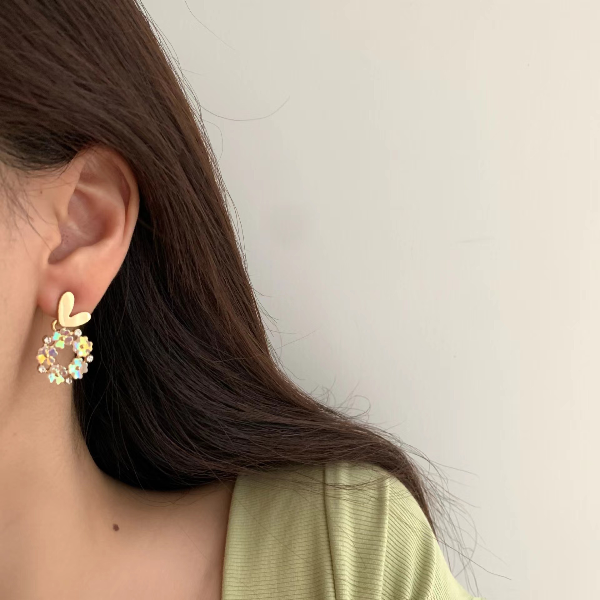 LOVE~ Heart-shaped flower wreath stud earrings, ins women's niche design, high-end ear rings and earrings, elegant and sophisticated details Picture