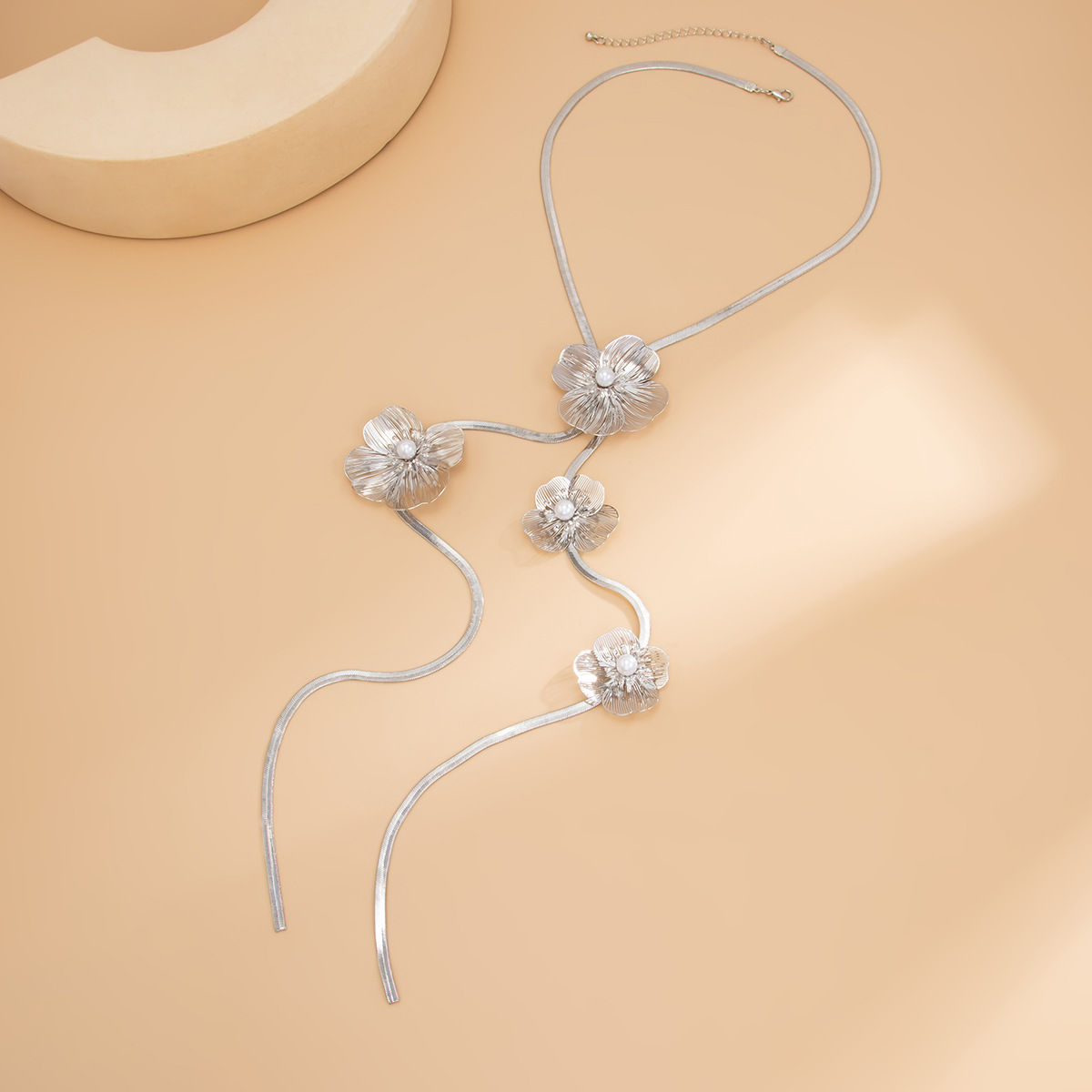 A niche three-dimensional flower and pearl long necklace from Europe and America, a versatile and elegant butterfly and snake bone chain necklace Specification drawing