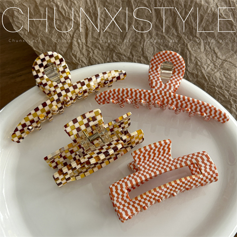Peach orange ~Chic girl Korean Instagram blogger's retro and fashionable gripper with checkerboard pattern Application Scenario