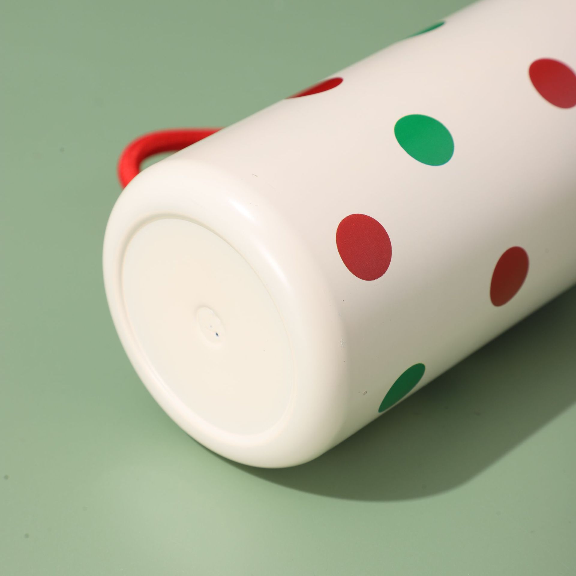 The new Christmas insulated cup can be given as a gift during the festival. It is a cute cartoon children's water cup and a portable insulated pot with a handle Application Scenario