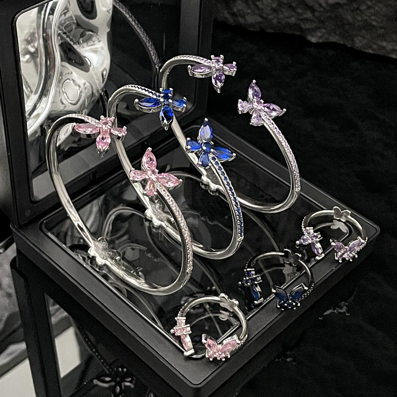 The new women's double butterfly bracelet with a touch of light luxury and ethereal charm, featuring full diamonds and a high-end, niche, cold and sweet style Specification drawing
