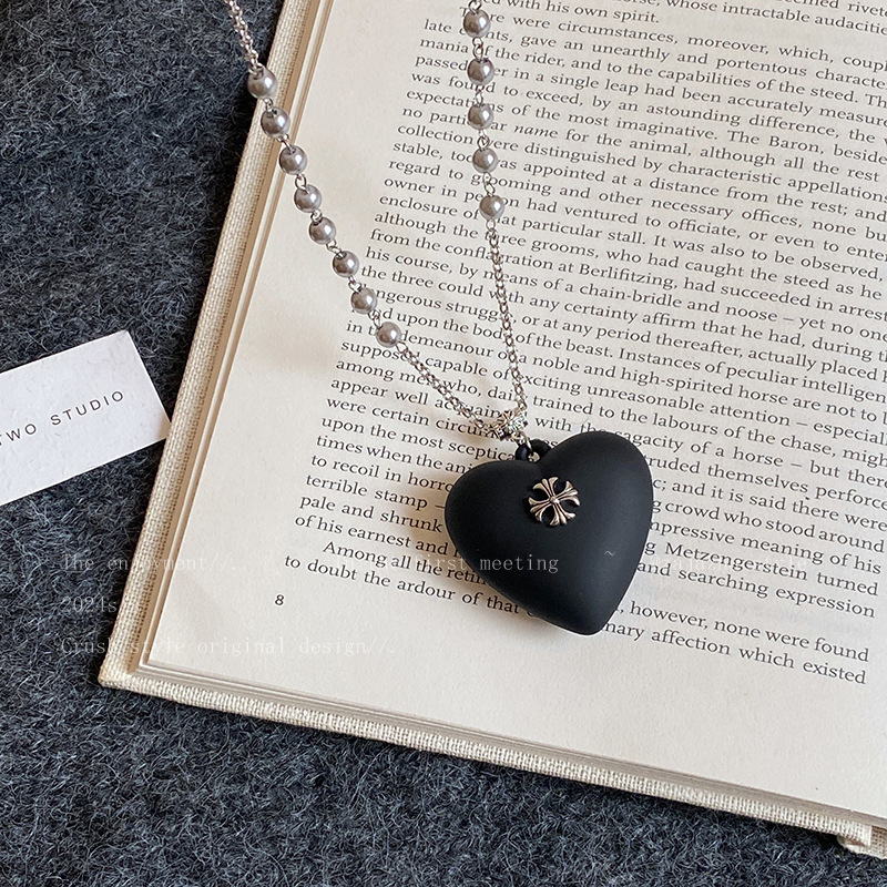 Shi Family Pearl Long black-hearted necklace, versatile, sweet, cool, unique and niche, ins grey collarbone chain, autumn and winter sweater chain Item Picture