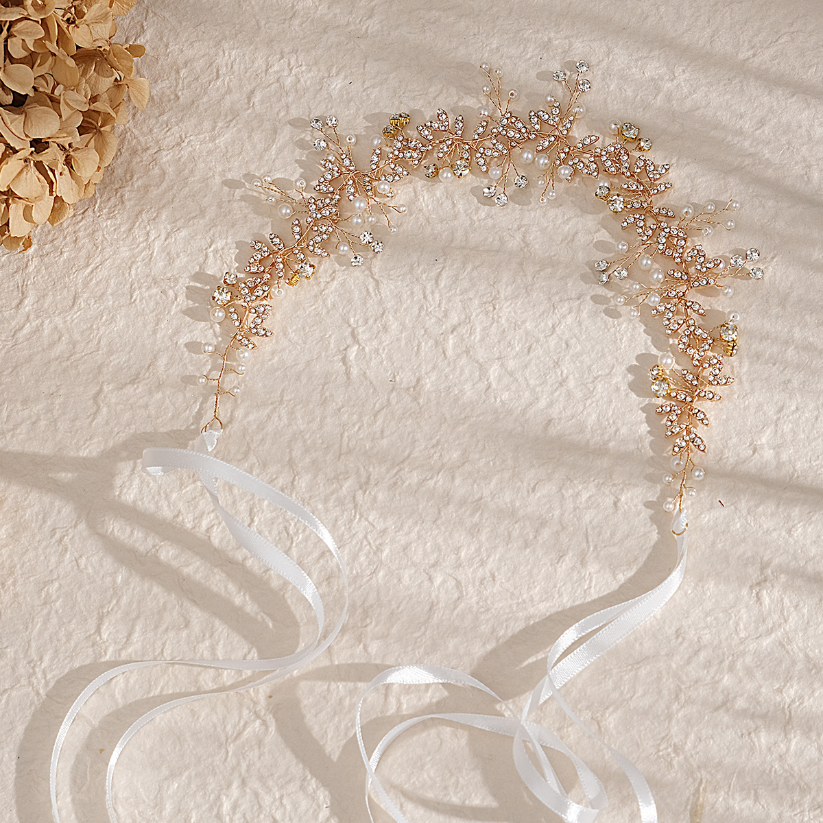 Factory direct sales of creative European and American wedding accessories, exquisite handcrafted pearl hair bands, luxurious diamond-encrusted hair accessories, and bride headwear Application Scenario
