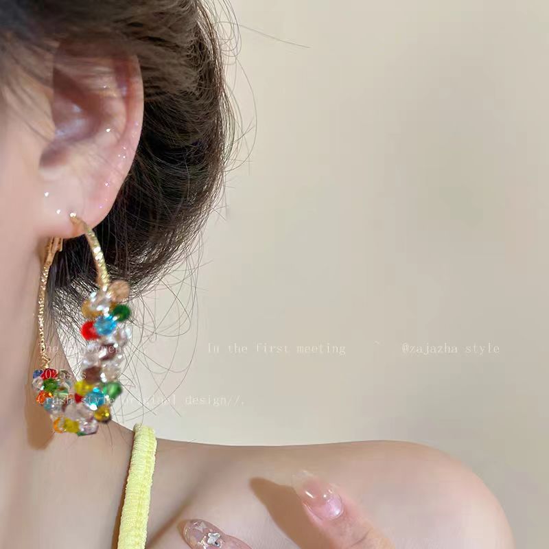 Color-blocking summer ~ Colorful pearl wrap ear rings, women's niche design, exaggerated earrings, and colorful dopamine earrings Application Scenario