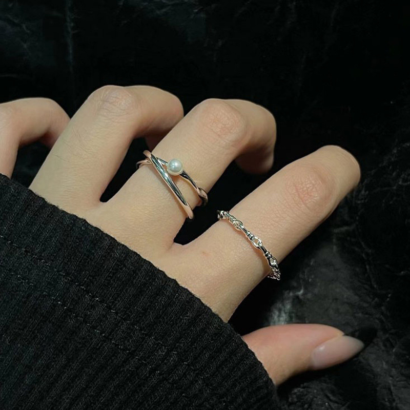 Layering and pairing with a simple pearl cross-opening ring, this is a niche design for women, exuding a sense of light luxury and sophistication, and is exquisite and fashionable full figure