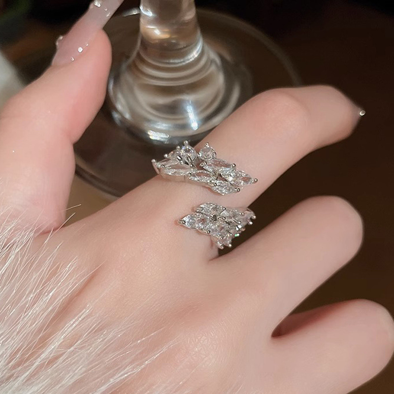 A new fashionable full-diamond zircon ring for women, with a unique and high-end design, is a light luxury and trendy index finger ring Specification drawing