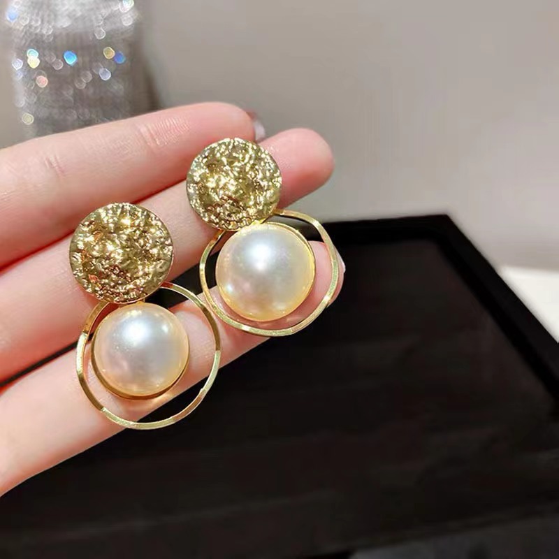 Fashion pearl earrings 2025 New style bestsellers, niche design sense earrings, feminine elegance, high-end look, grand stud earrings Application Scenario