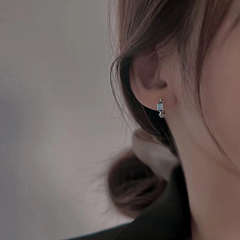 Small, simple, versatile and elegant square sugar ear buckles for women, Korean style on Instagram, exquisite and high-end ear studs, niche design sense earrings full figure