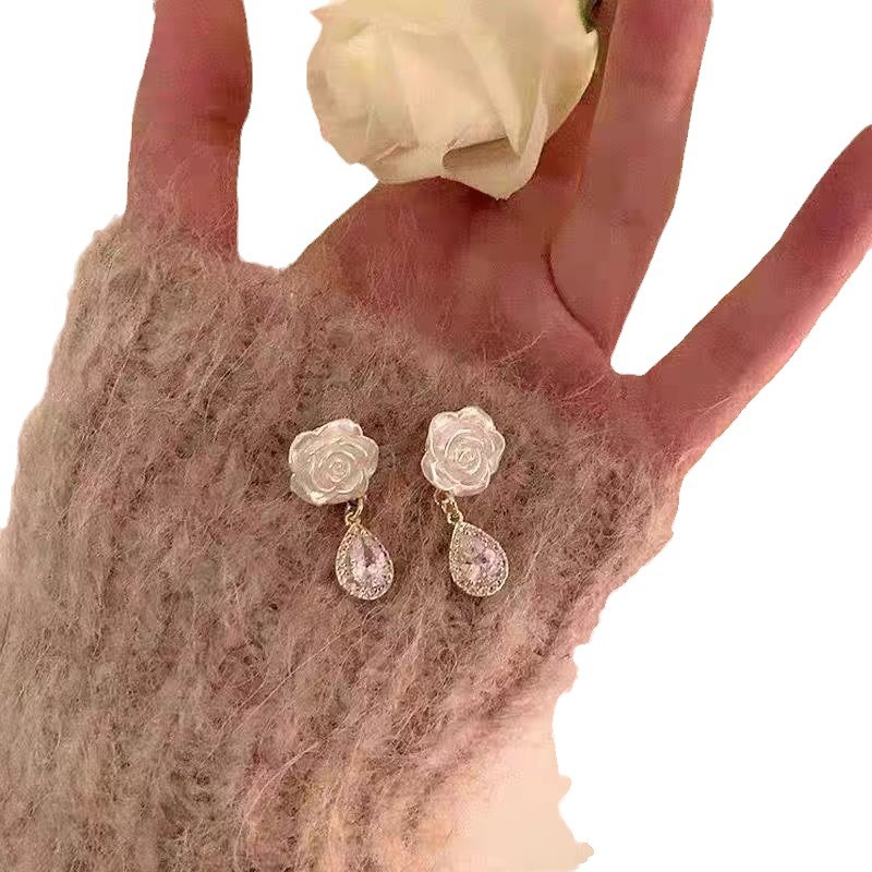 Camellia earrings for women 2025 New bestsellers, light luxury and high-end style ear studs, sweet and versatile, trendy ins earrings Item Picture