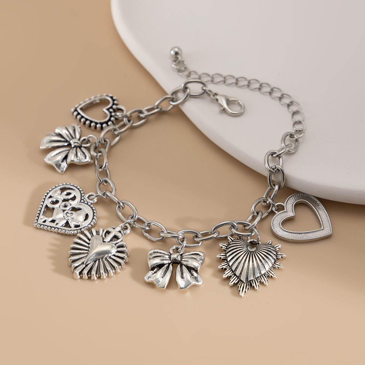 European and American cross-border jewelry, sweet love heart hollowed-out pendant necklace, female punk Instagram heart-shaped metal collarbone chain Application Scenario