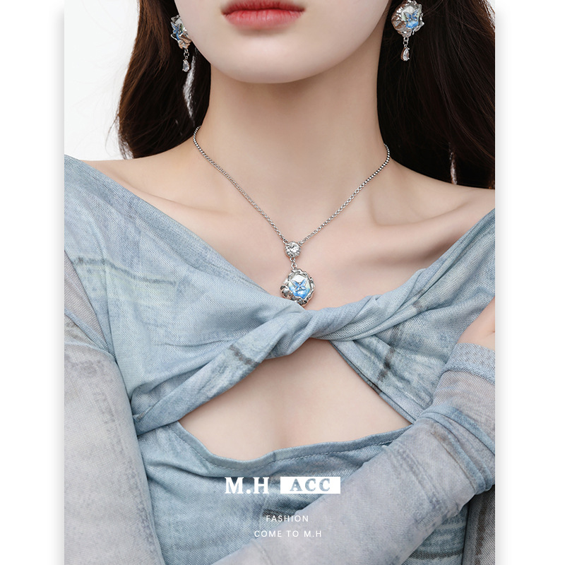 Blue and green gradient butterfly pattern necklace, high-end women's fashion, ins style, exquisite collarbone chain, fine chain resin pendant full figure