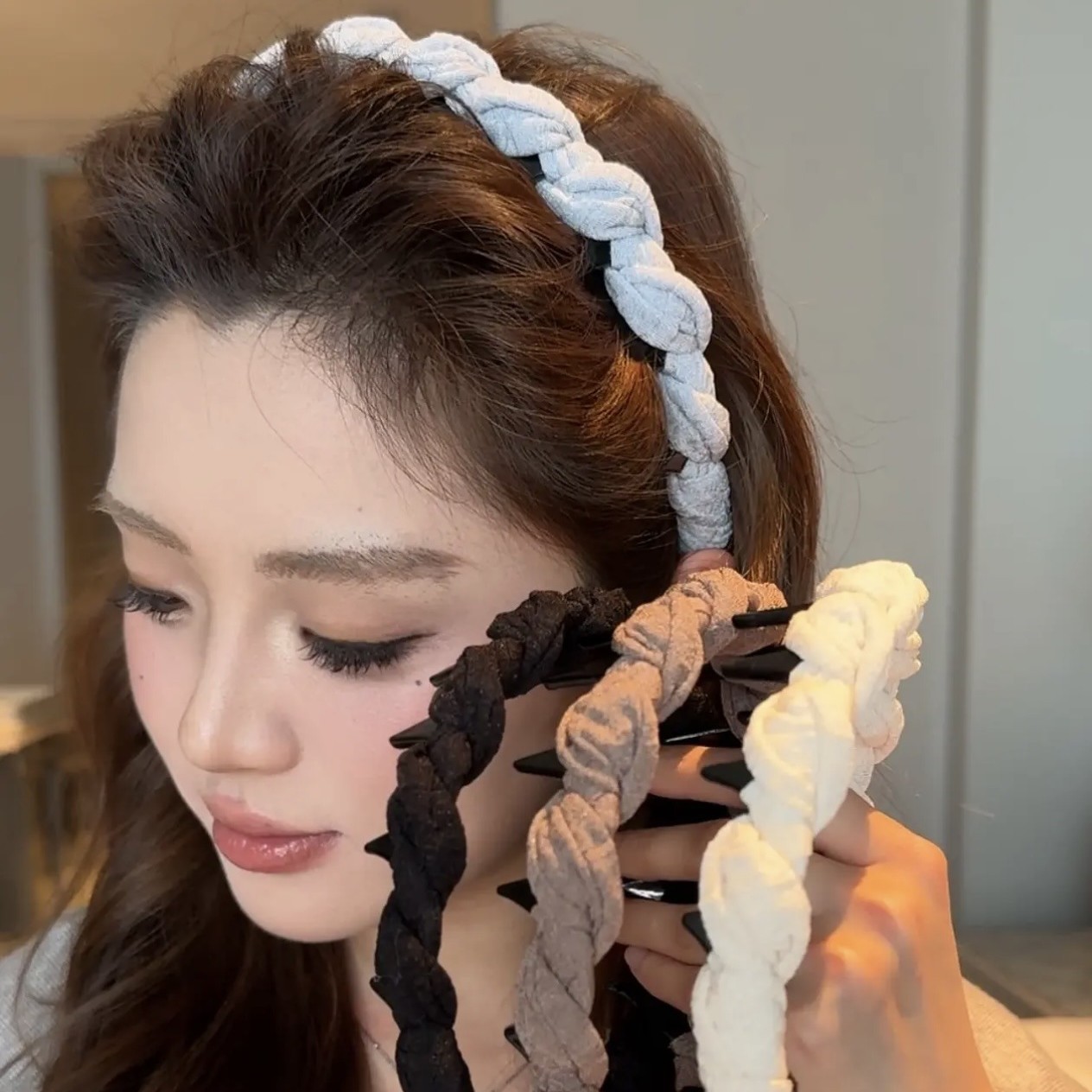 Wavy toothed headband for women, anti-slip and high-end look on the top of the head, small Korean fabric twisted headband, early spring accessory full figure