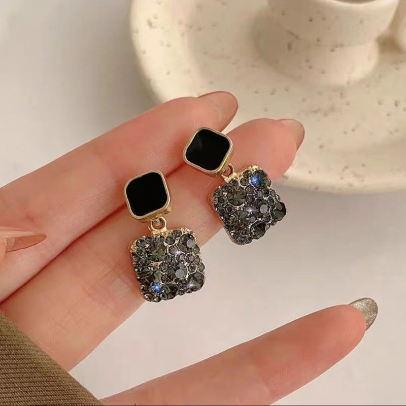 Korean style autumn and winter zircon earrings, 2025 trendy and individualistic cold style stud earrings, women's earrings, earrings and New Year decorations Application Scenario
