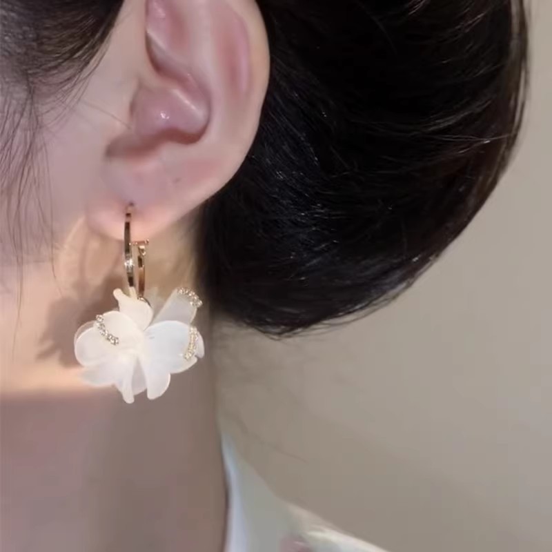 The super ethereal white petal earrings are a spring bestseller for women. The small chanel-style stud earrings exude a sense of sophistication and are versatile and elegant details Picture
