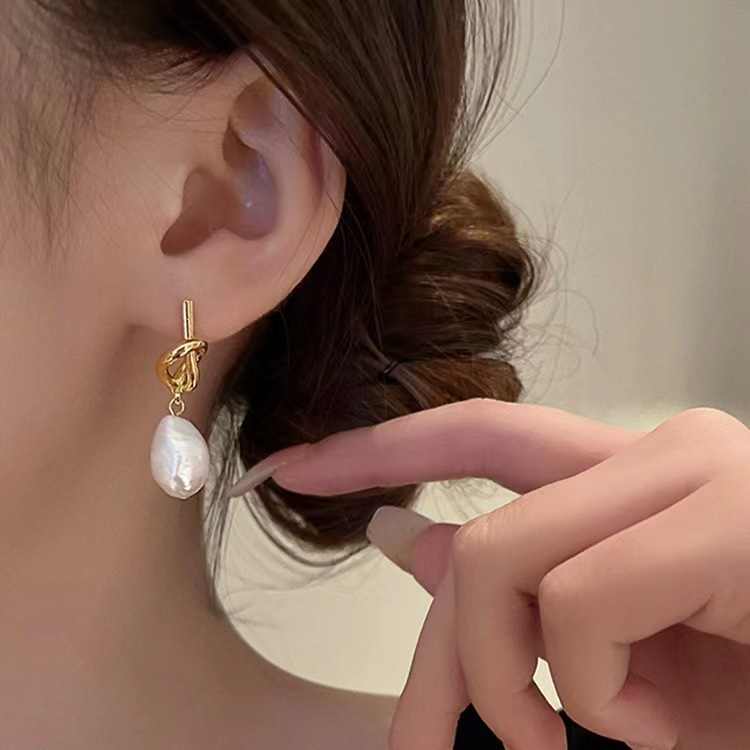 French Baroque irregular-shaped pearl pendant earrings, women's niche fashion, versatile design sense, knotted earrings and earrings Specification drawing