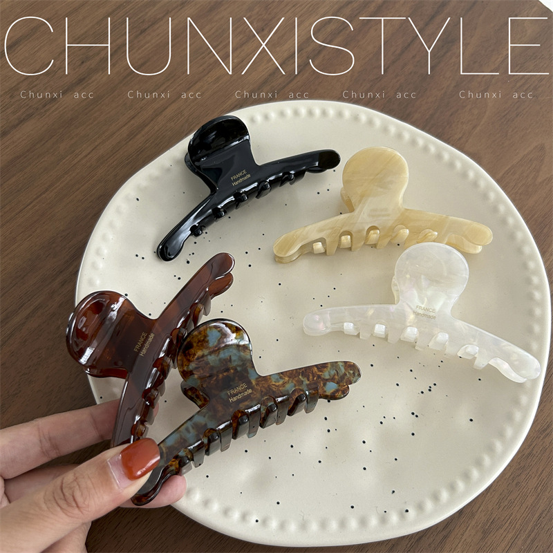 Sour hair clips for women exude a sense of sophistication. The back of the head is a wavy shark clip, a popular Korean hairpin accessory Application Scenario