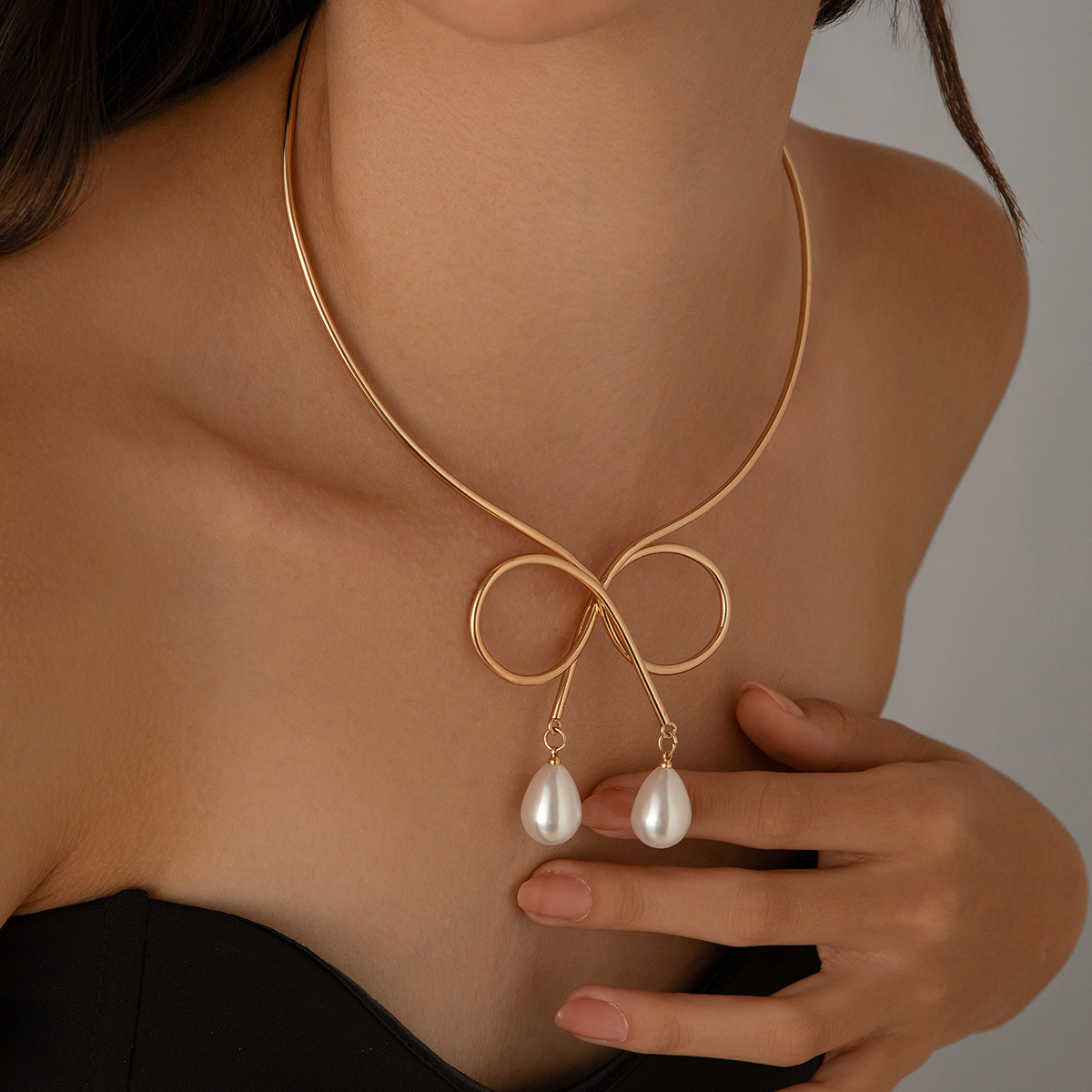 European and American cross-border jewelry plain circle bow choker women's water drop imitation pearl fashionable punk metal collar details Picture