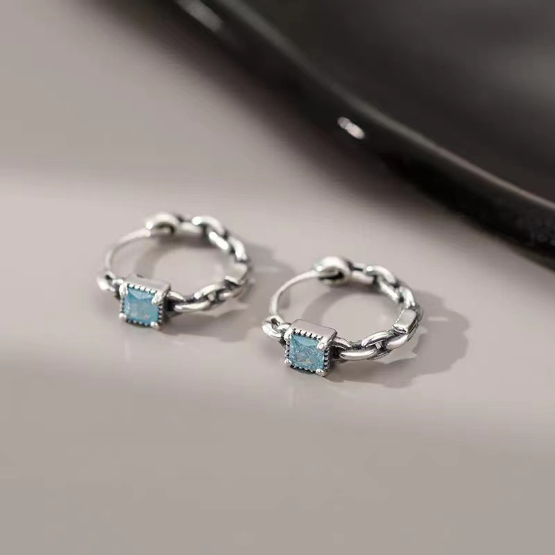 Small, simple, versatile and elegant square sugar ear buckles for women, Korean style on Instagram, exquisite and high-end ear studs, niche design sense earrings Application Scenario