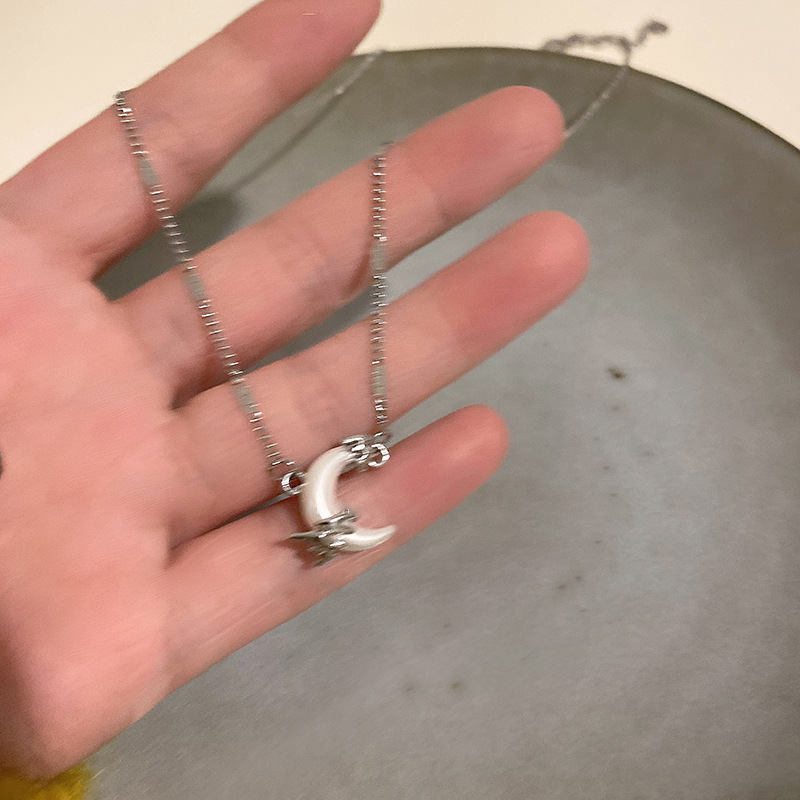 "Starry Sky and Moon ~ Moon Pendant Necklace for Women's Fashion 2023 New simple accessory with a unique design sense collarbone chain. Application Scenario