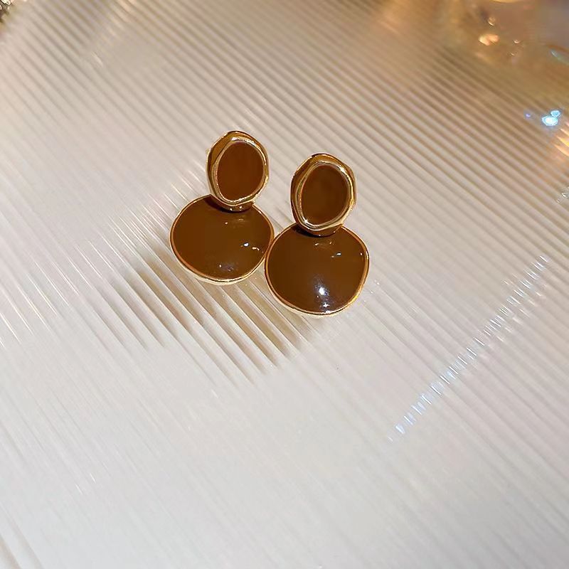 French retro caramel glaze stud earrings for women 2025 new, unique and niche spring and summer earrings with a light luxury and high-end feel Application Scenario