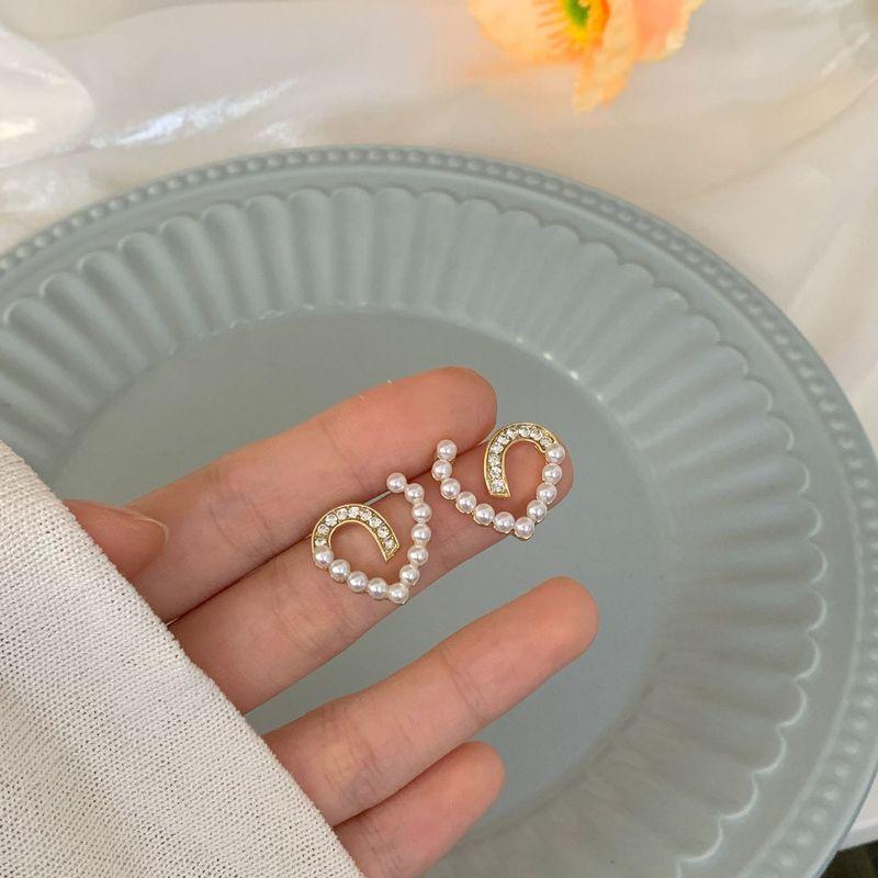 The new 2025 Dongdaemun pearl heart-shaped diamond stud earrings from South Korea are elegant, versatile and have a strong sense of design full figure
