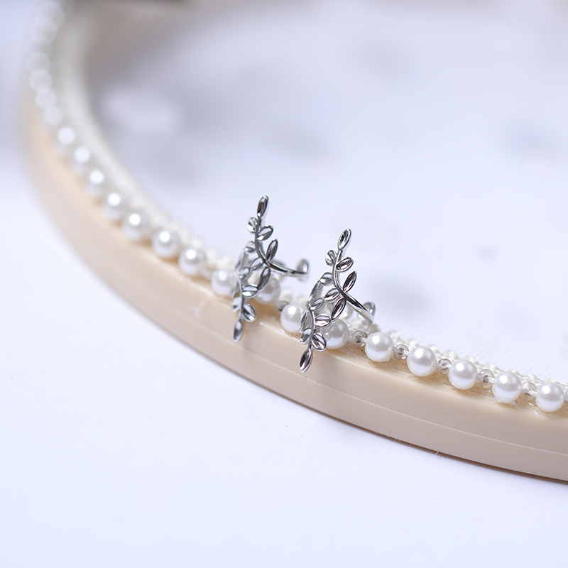 Leaf Leaf Ear Clip, a long, simple, fresh, forest-style retro student ear bone clip without ear holes Application Scenario