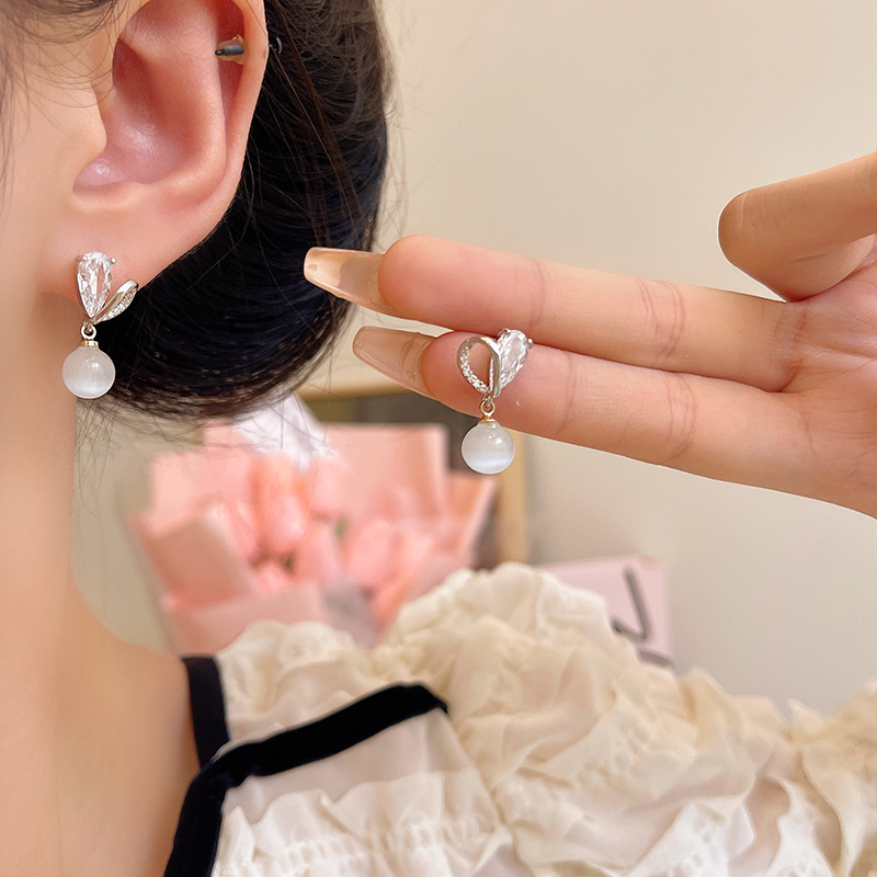 Fashionable cat's eye heart-shaped earrings for women, a light luxury, niche and high-end look, versatile zircon stud earrings, a popular and best-selling ear accessory Specification drawing