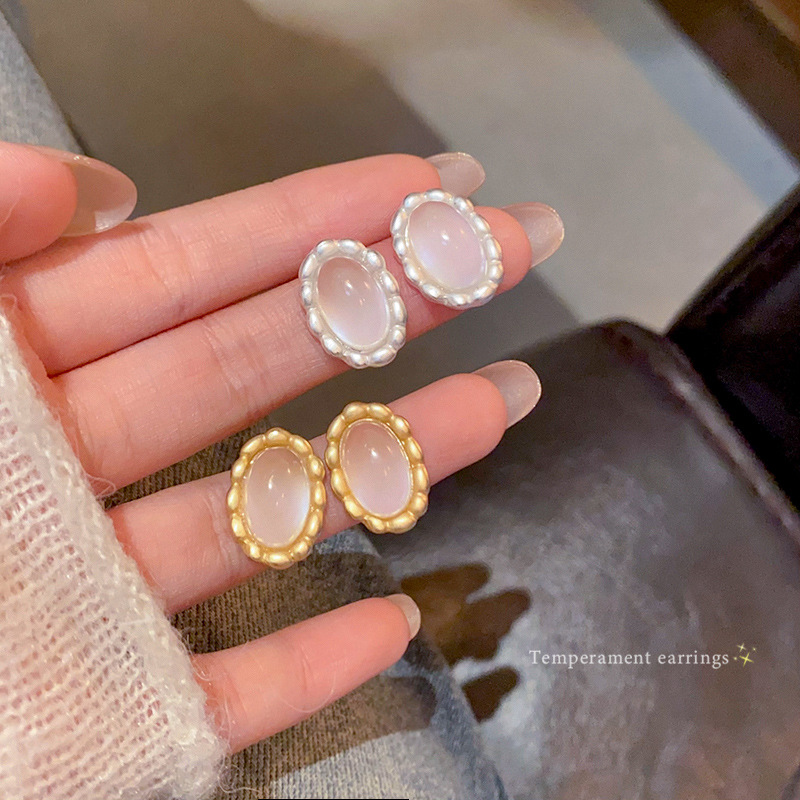 French retro matte oval cat's eye stone earrings, a niche design for women, geometric lace stud earrings, versatile earrings full figure