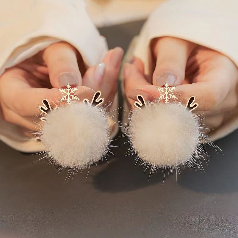 Elegant antler fur ball stud earrings for women's autumn and winter, a niche design with a high-end feel, a new bestseller in 2025 Specification drawing